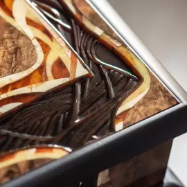 Шахматный стол из корня ореха и янтаря "Инфинити" светлый